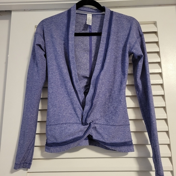 Avivva by Lululemon own the move twist knot faux wrap shrug. - Picture 2 of 9